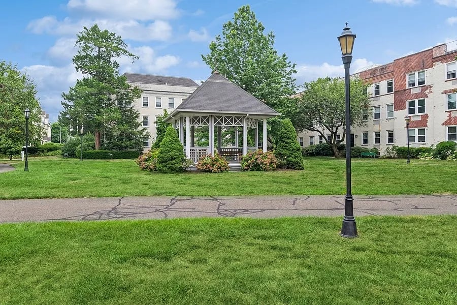 106 Woodside Green 2C