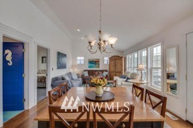 225 W Entiat Dr