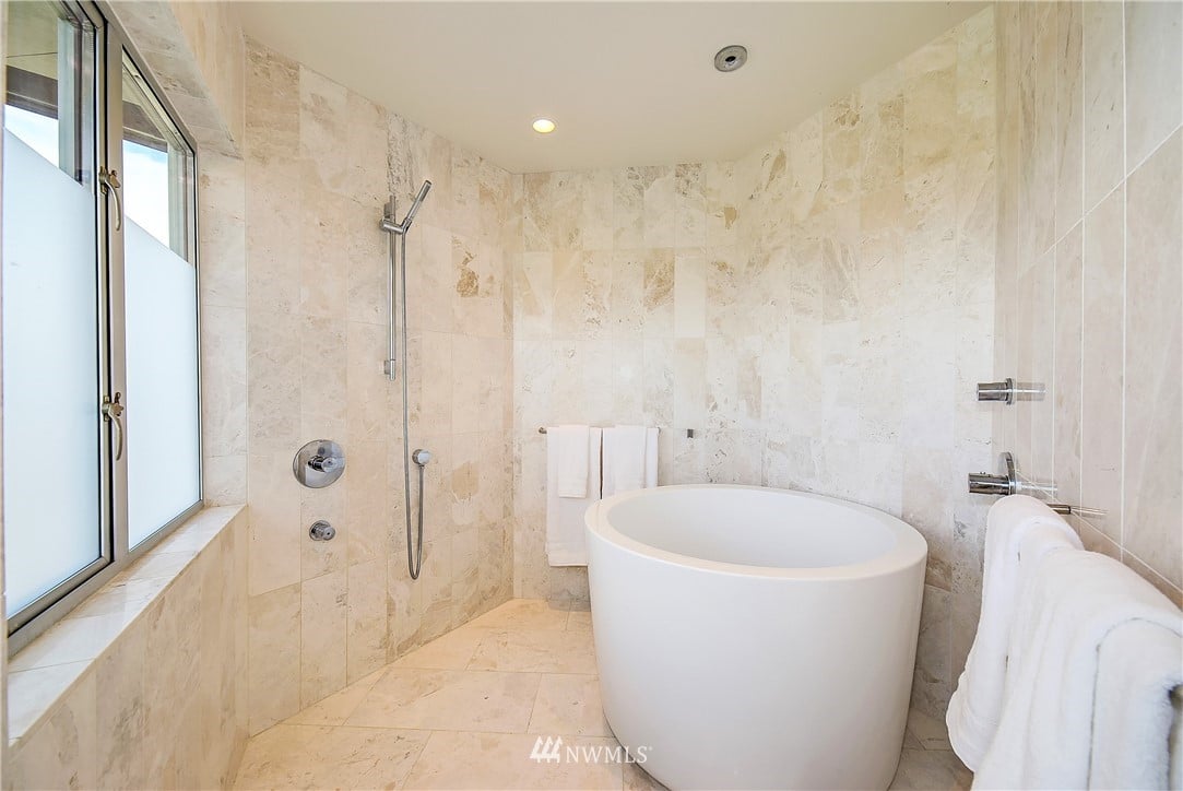 8631 Inverness Dr, NE