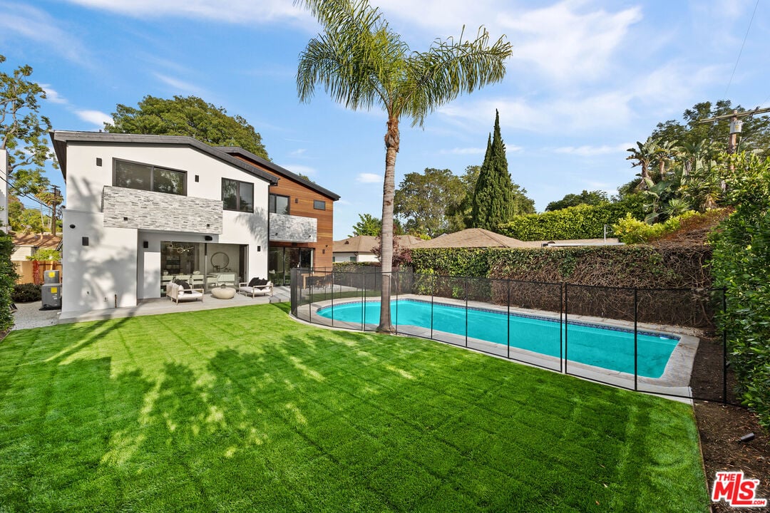 Castle Heights Pl, 90034