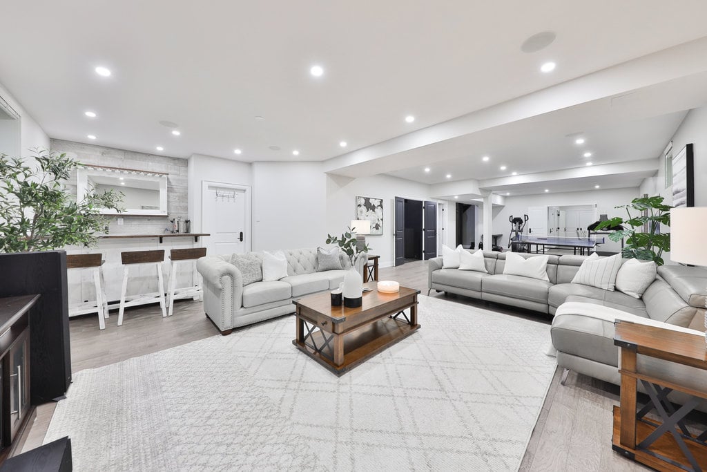 5047 Lakeshore Rd