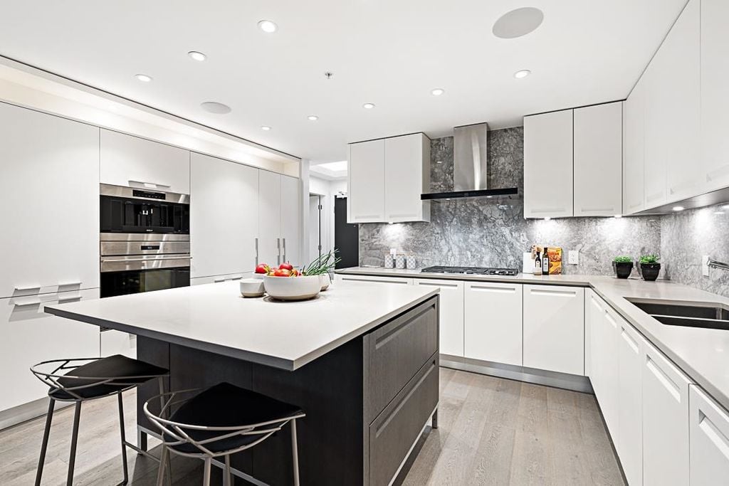 6333 West Blvd, #211