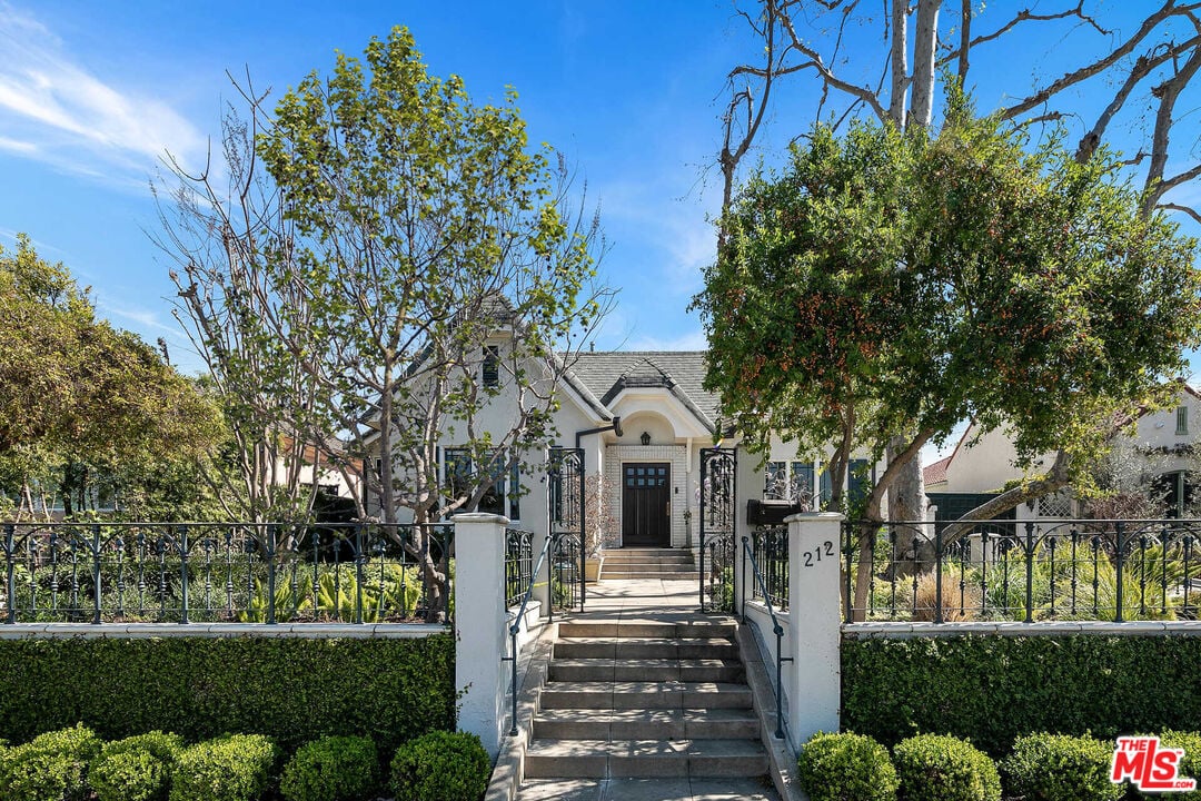 212 N Plymouth Blvd