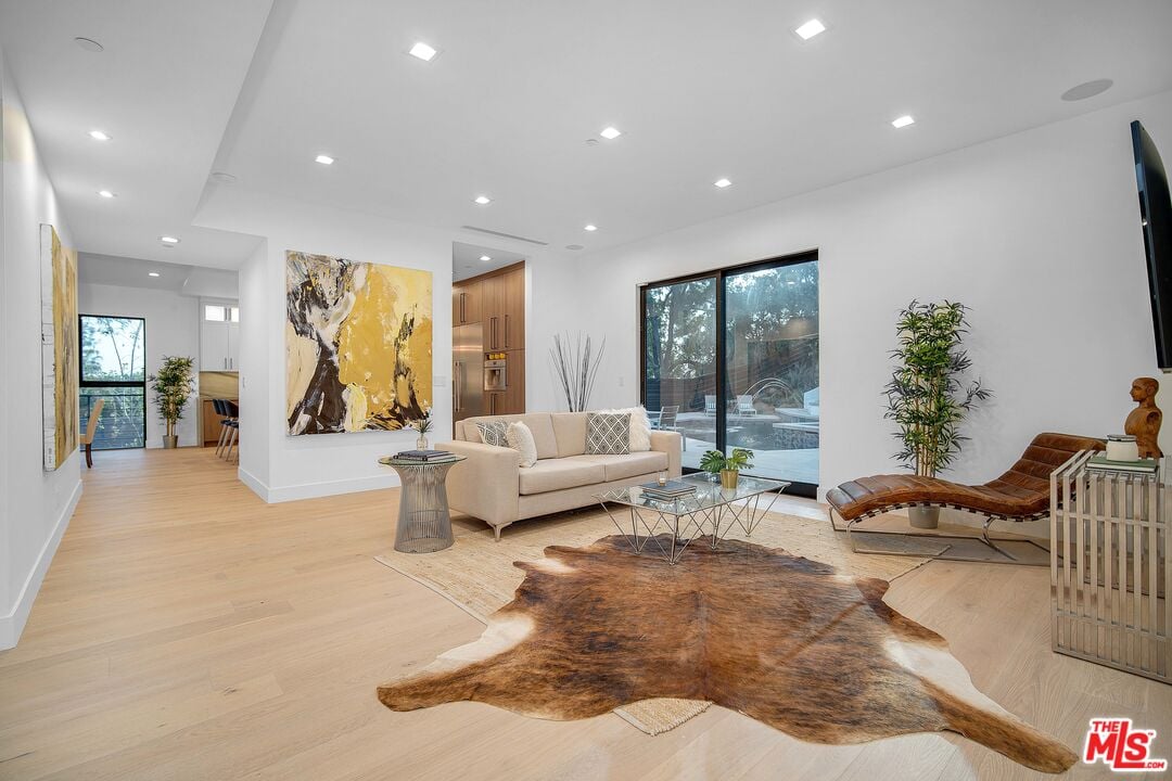 Canyon Lake Dr, 90068