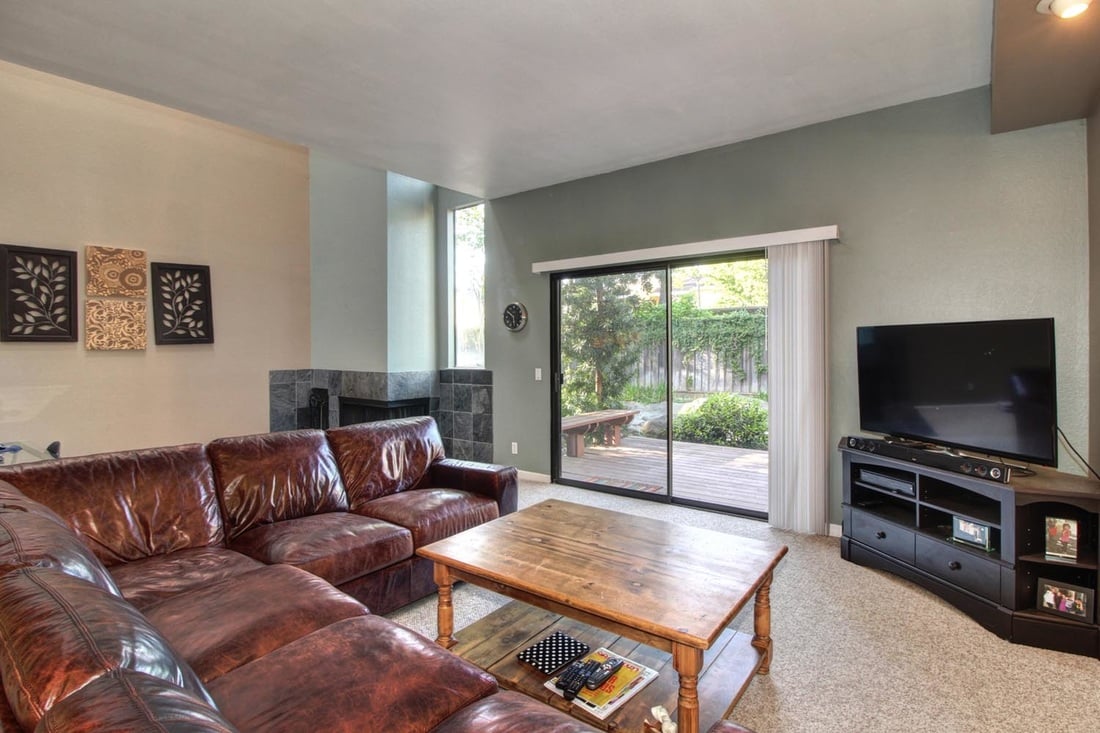 Gorgeous Condo in Popular Exeter Square!