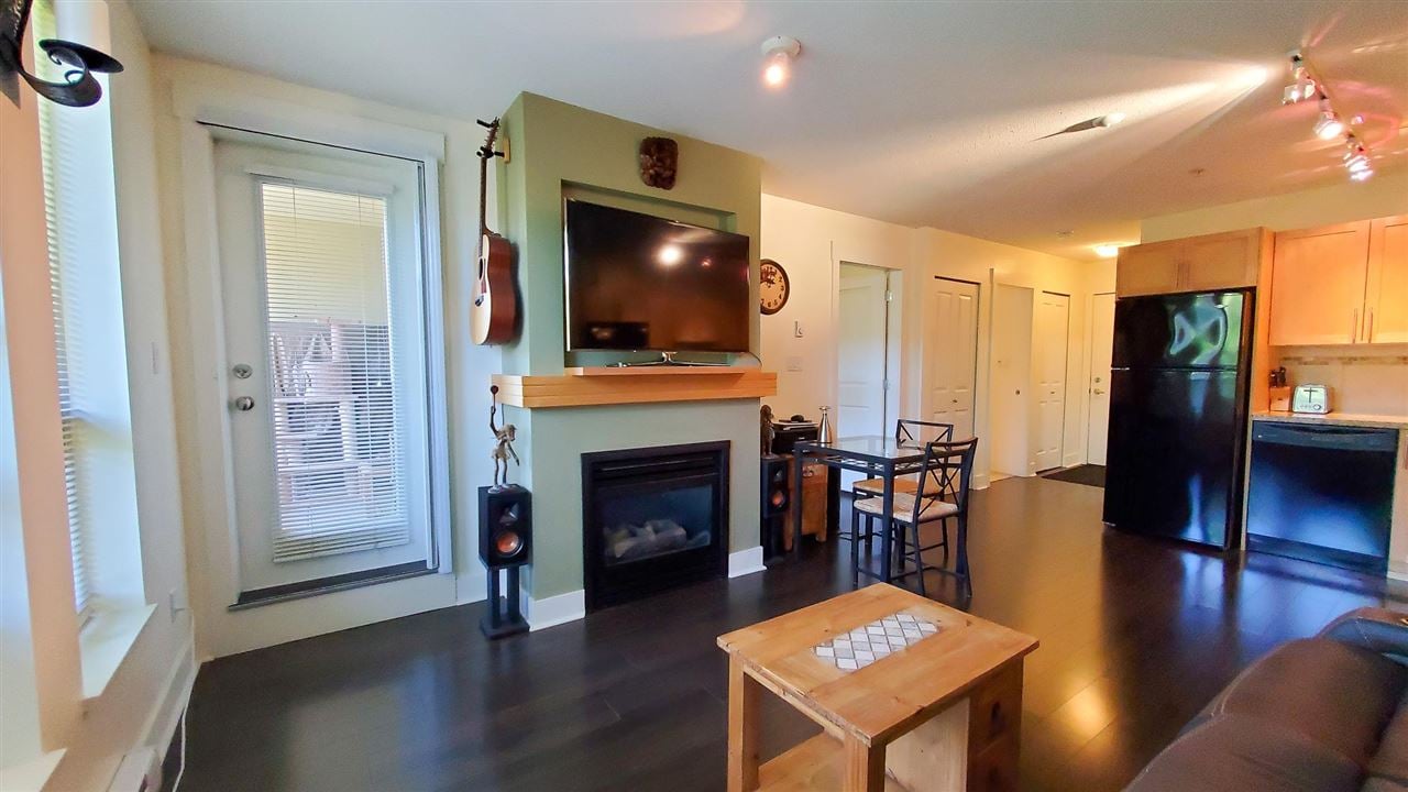 219-1211 Village Green Wy
