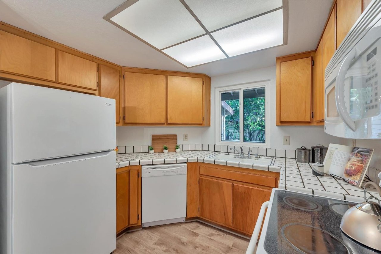 1094 Cedar Gables Dr