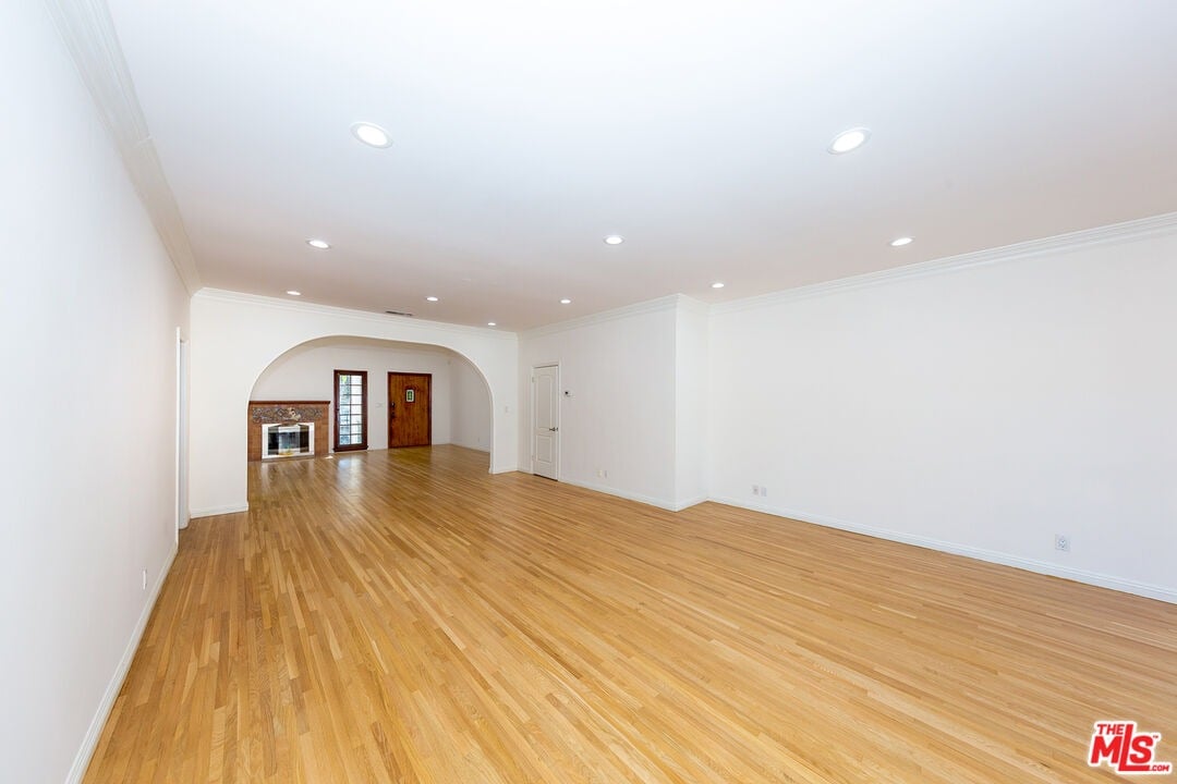1105 S La Peer Dr