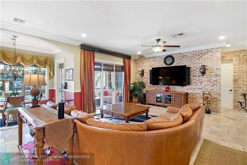 526 Solar Isle Dr