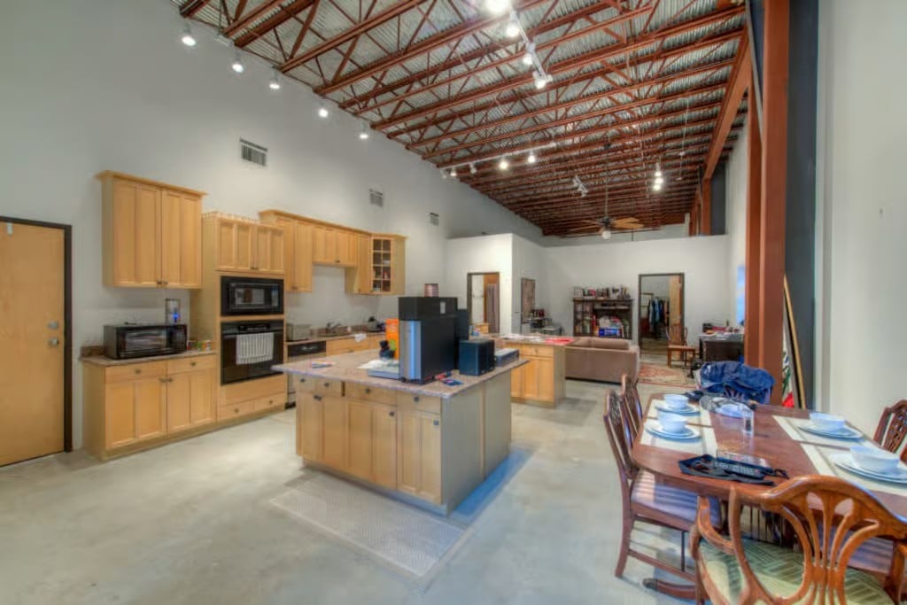 7100 Comanche Trail