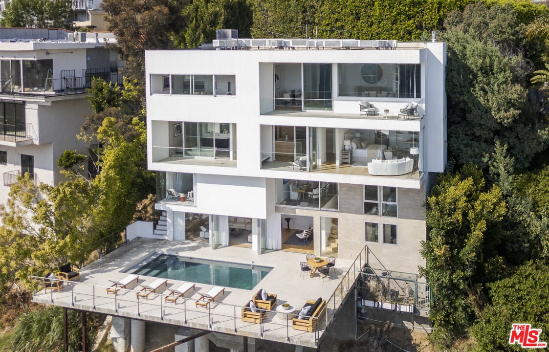 Nova Estate, Sunset Plaza Dr, 90069