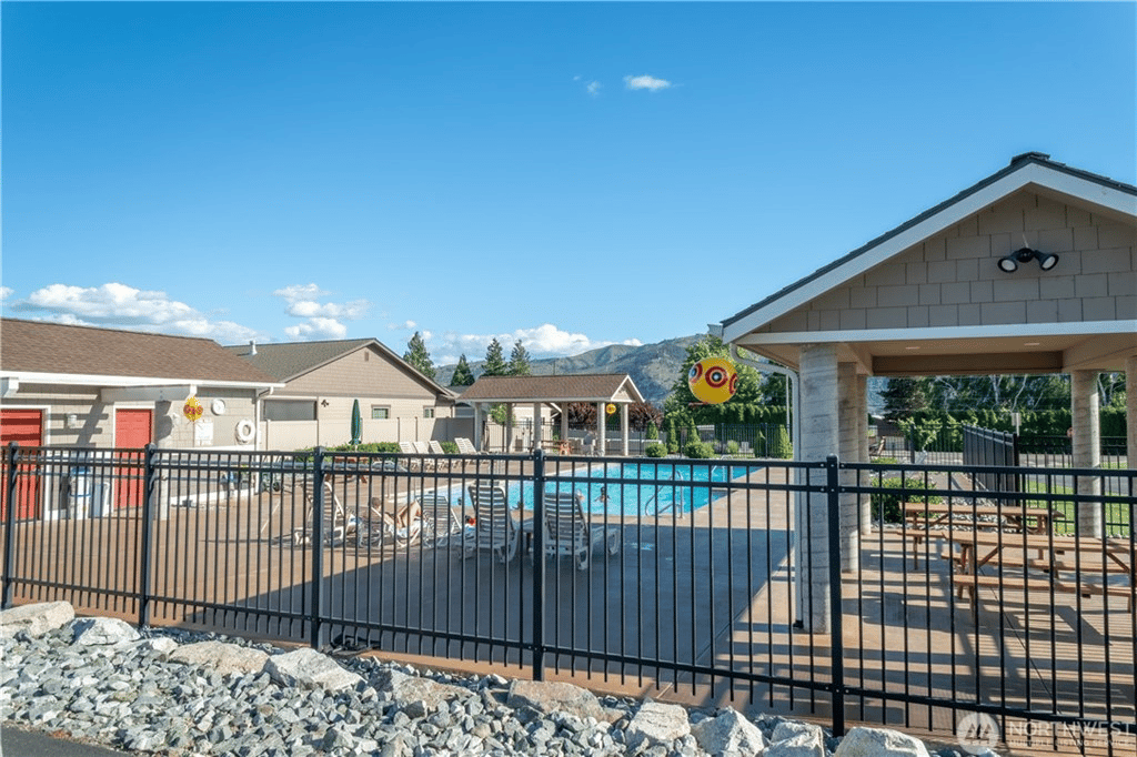 390 Ridgewood Dr