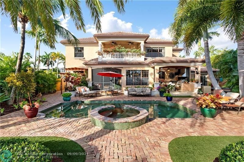 526 Solar Isle Dr