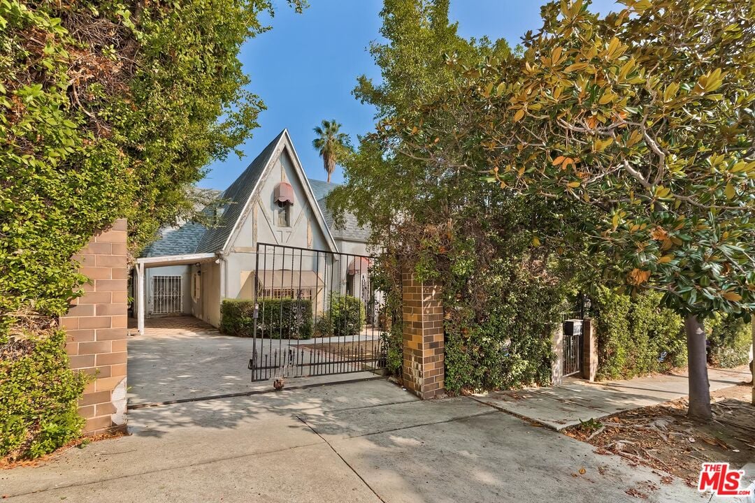 1706 N Orange Grove Ave