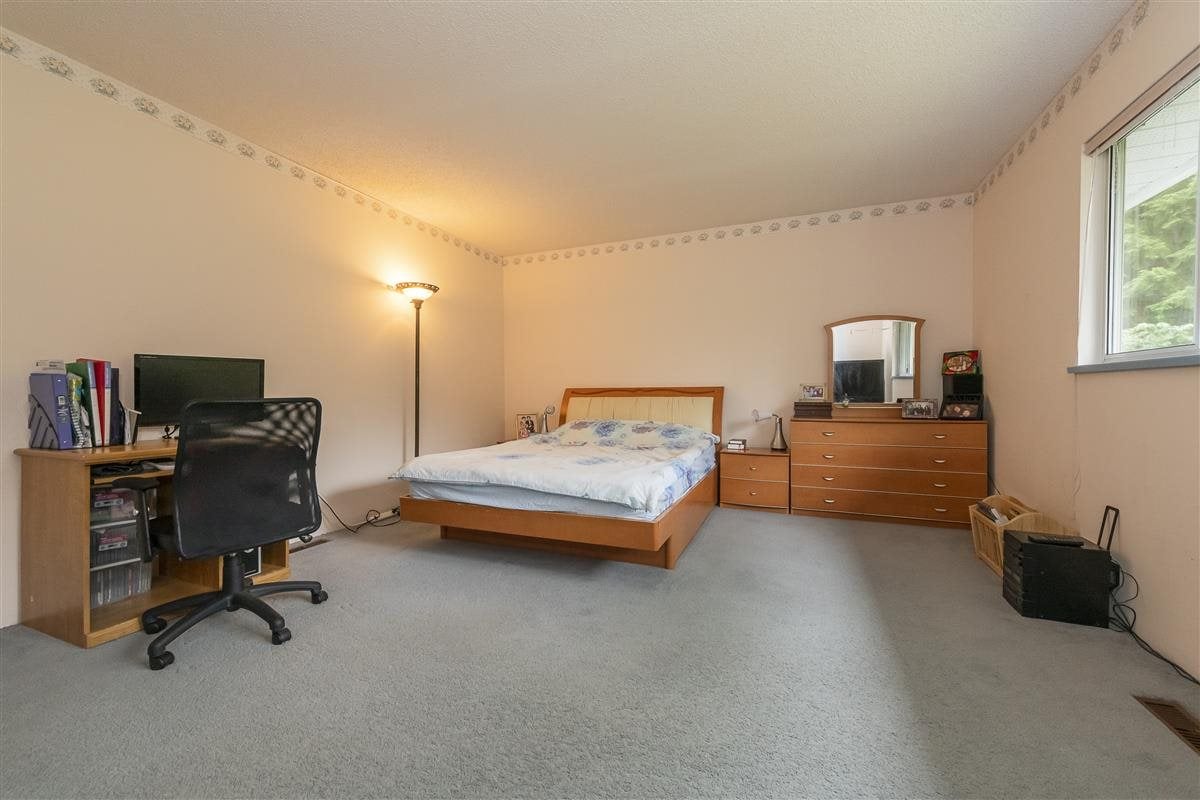 828 Porteau Pl