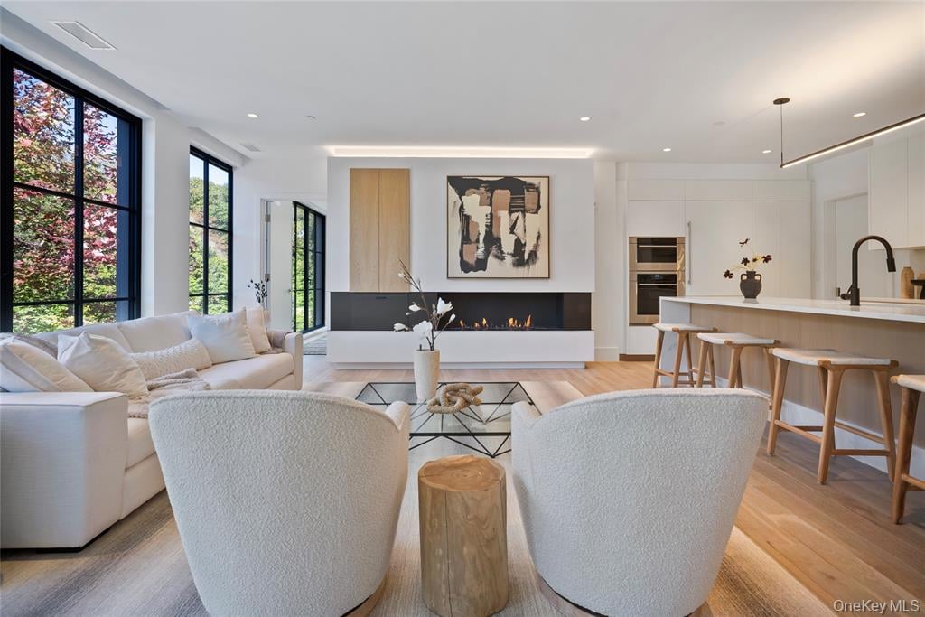 41 Richmondville Ave Unit: Duplex 2