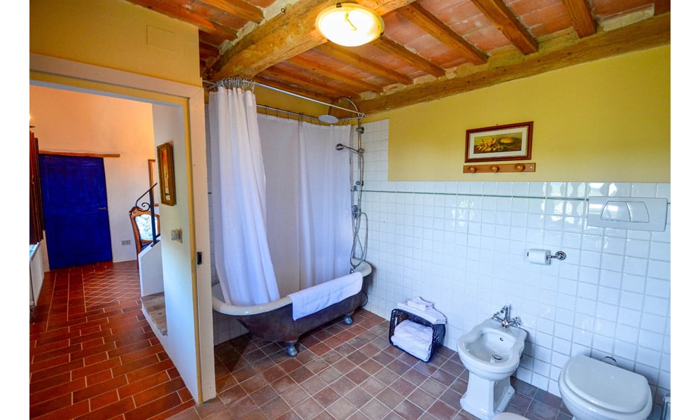 An Enviable Country Retreat With Panoramic Views in Colmurano, Le Marche