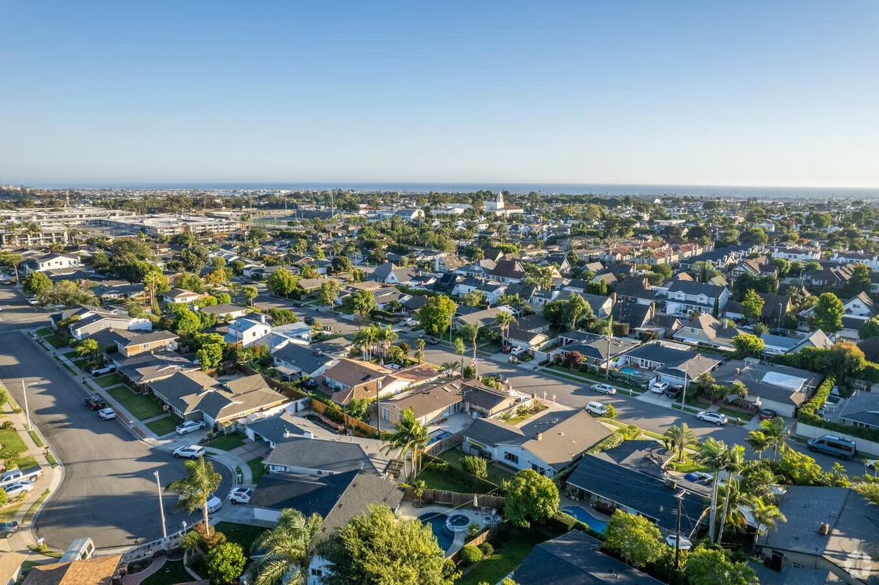 Find College Park Costa Mesa homes for sale with Harrison White, a trusted Newport Beach realtor specializing in Orange County neighborhoods.