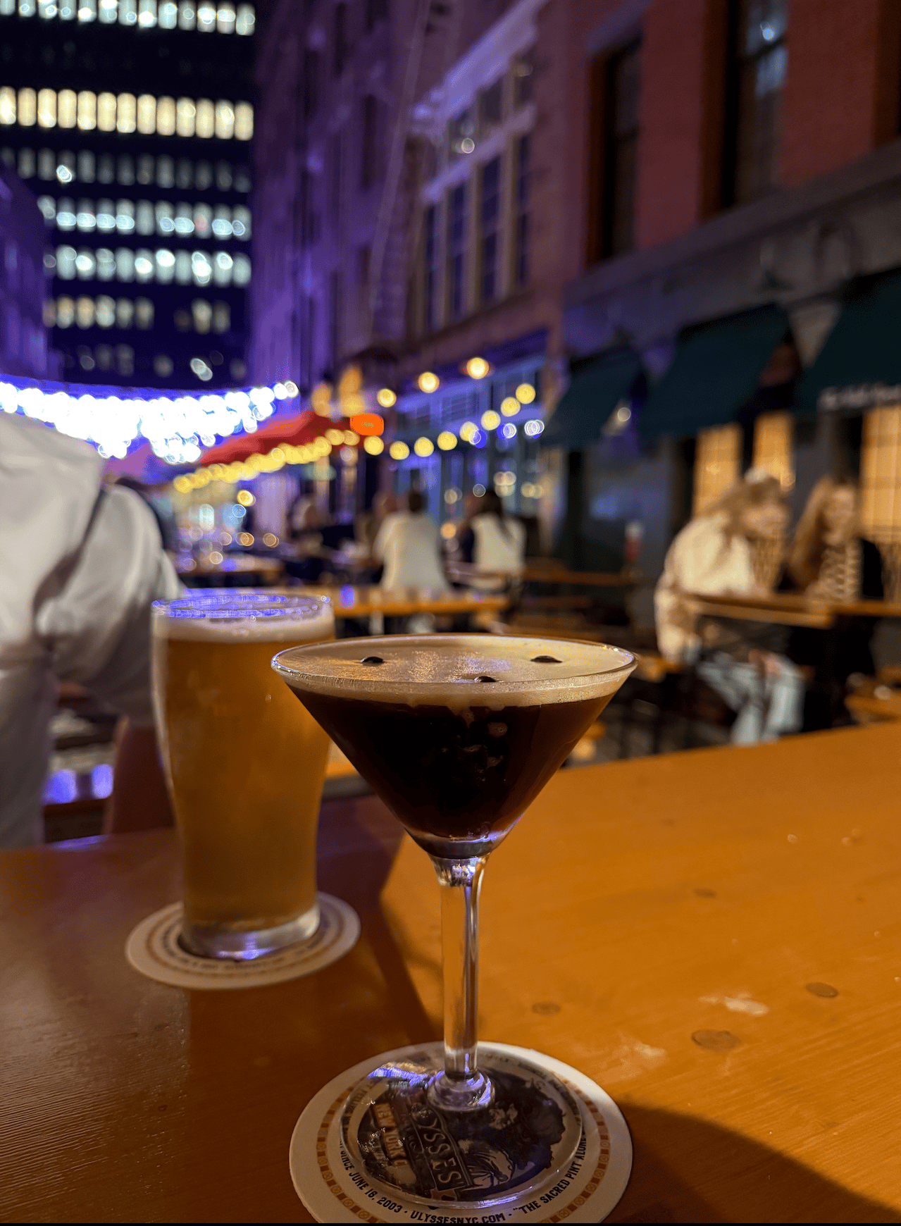 Monday Special en Ulises, Stone Street NYC, acompañada de choclo, papas y cerveza por $28