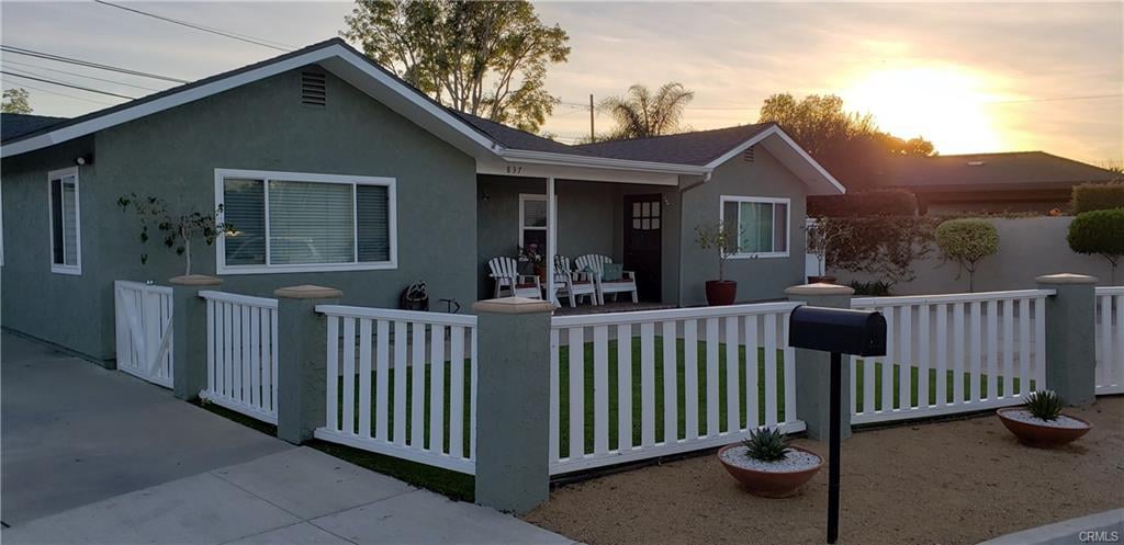 837 Pine Pl, Costa Mesa