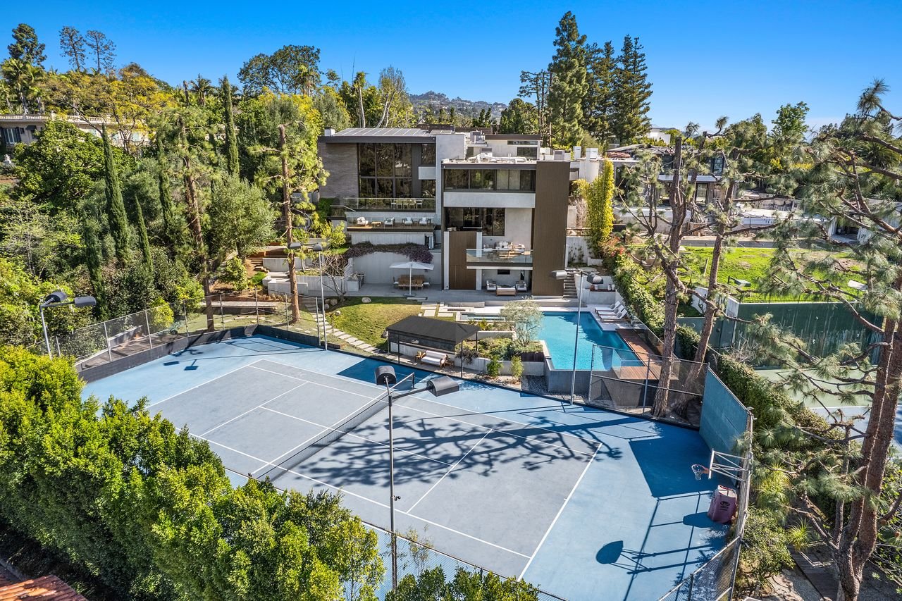  A Beverly Hills Architectural Masterpiece – Where Modern Luxury Meets Timeless Elegance