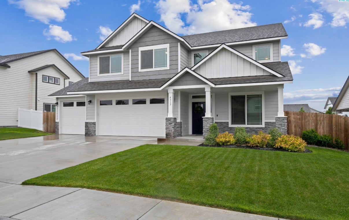 Exterior of a Pasco home with beautiful landscaping