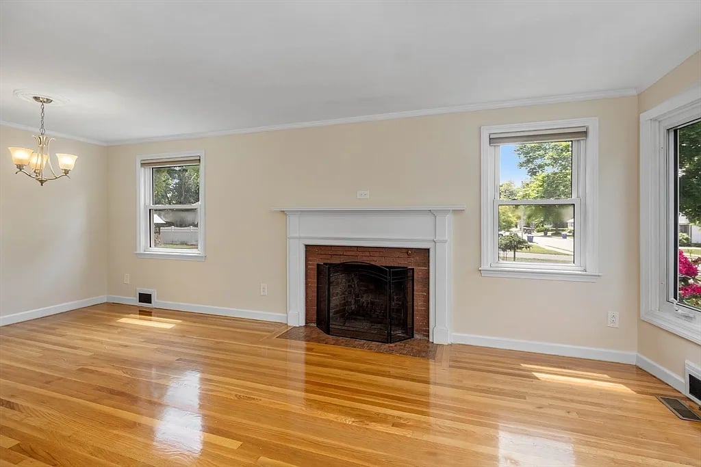 33 Livoli Ave