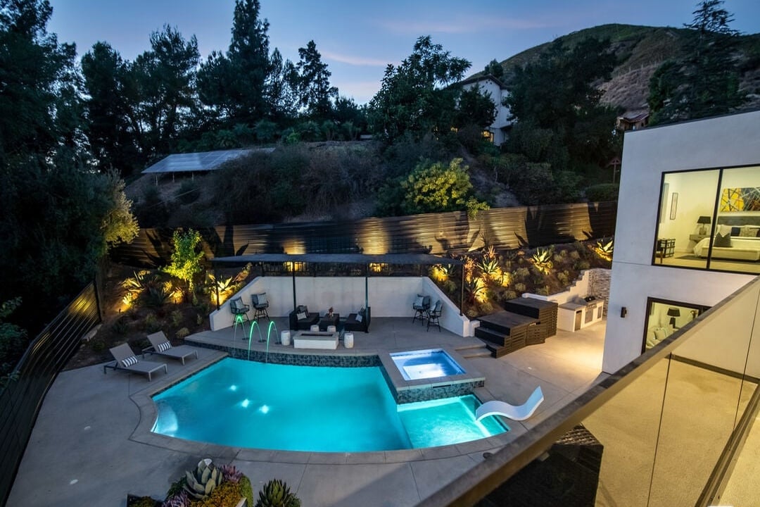 Canyon Lake Dr, 90068