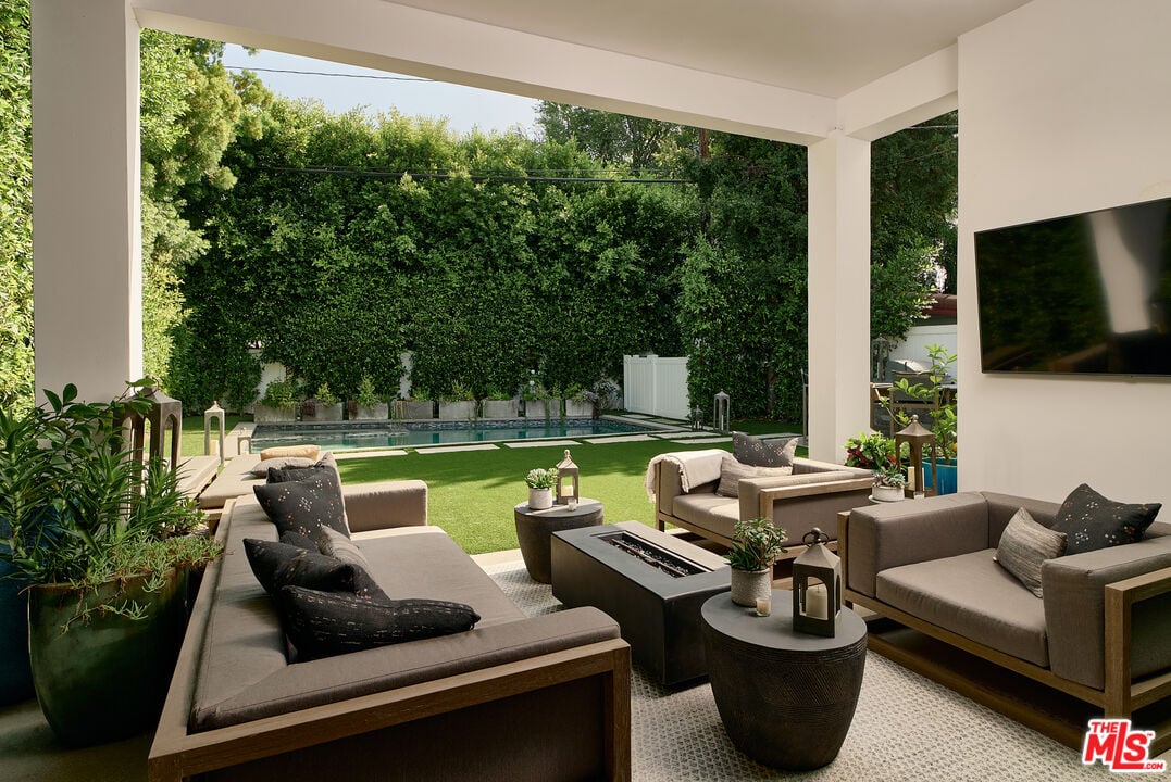 N Bowling Green Way, 90049