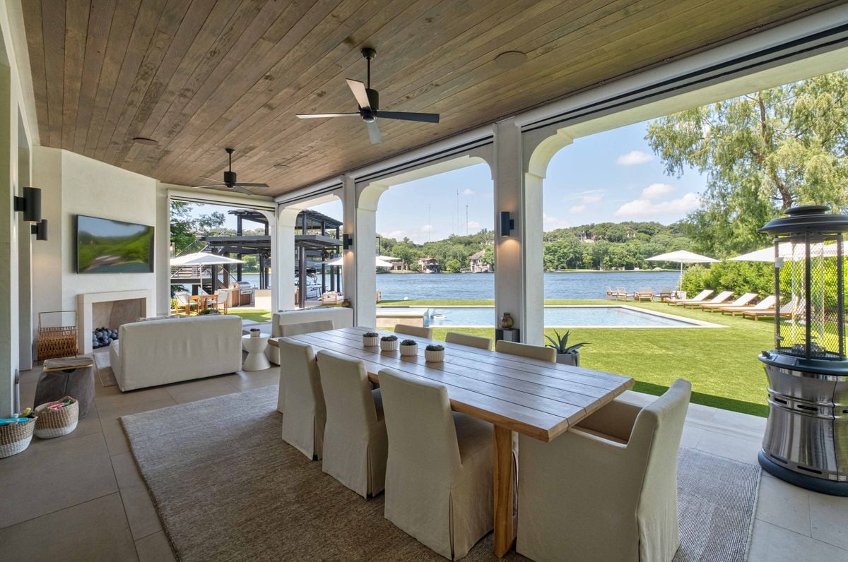 Lakeshore Elegance: A Luxurious Waterfront Retreat on Lake Austin