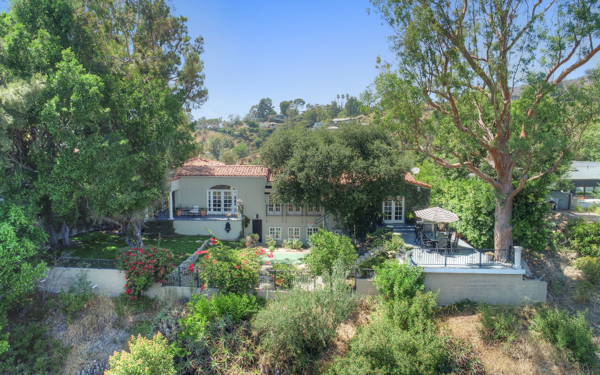  3110 Hollyridge Dr