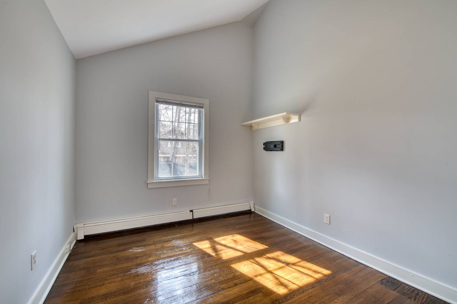 Charming Southampton Cottage Near Little Fresh Pond