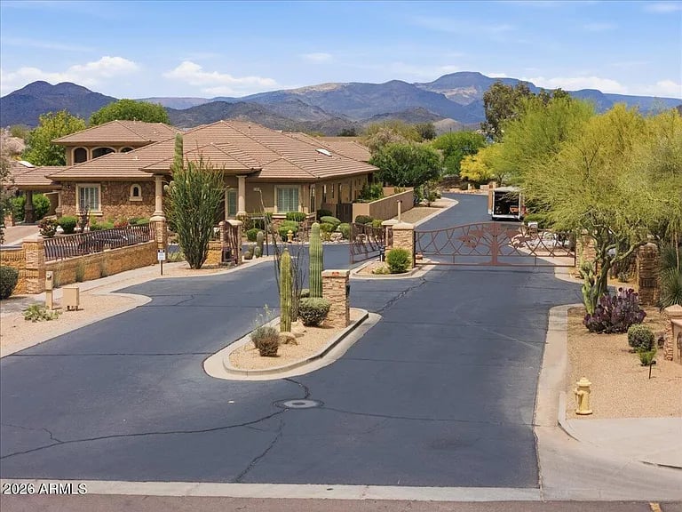 5311 E Gray Wolf Trail