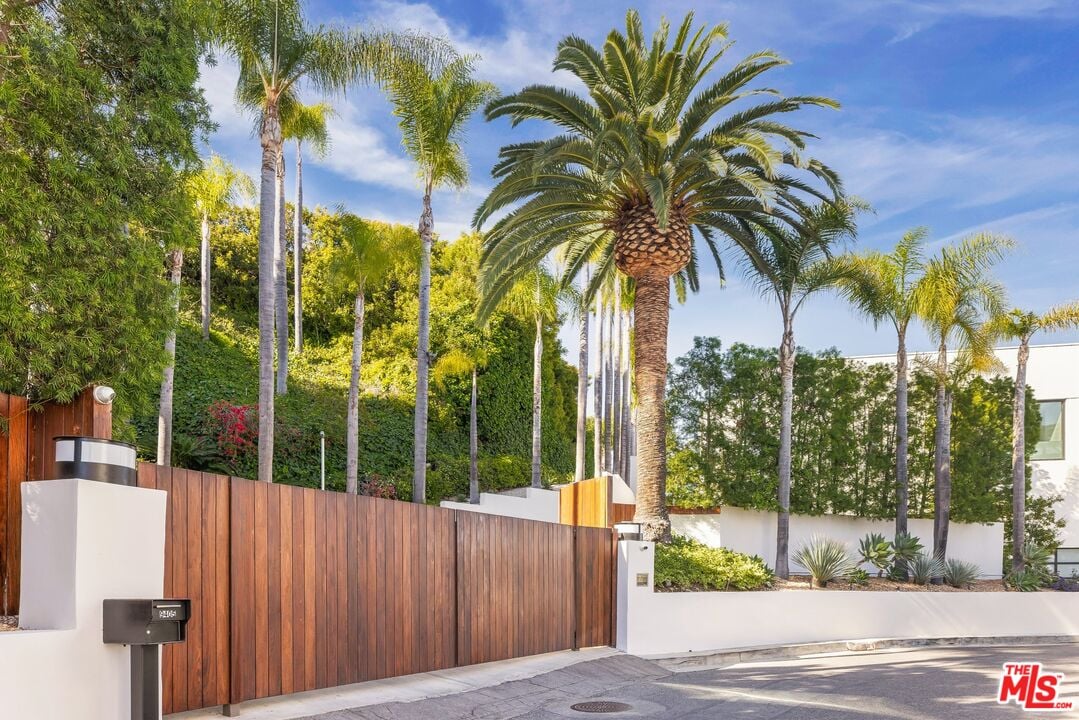 Monarch Crest, Sierra Mar Pl, 90069