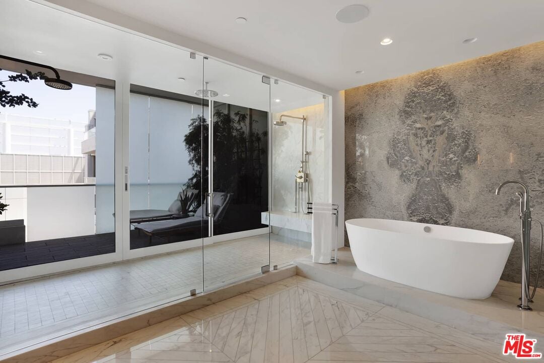 6250 Hollywood Blvd, #15A/B