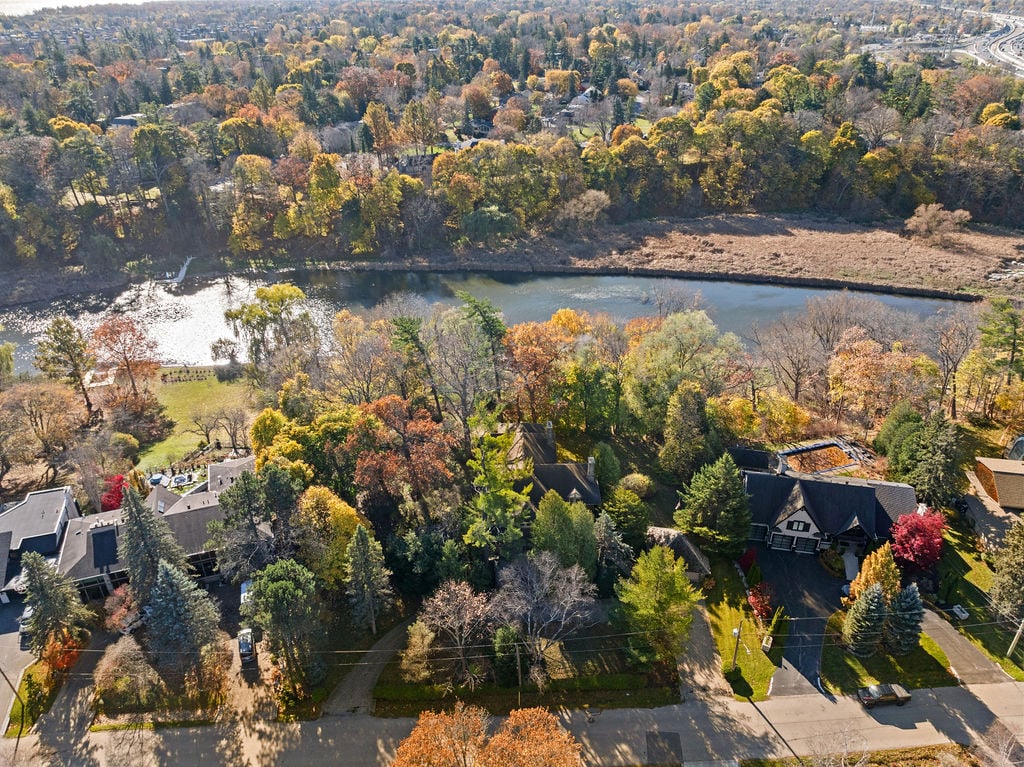 1516 Pinetree Cres