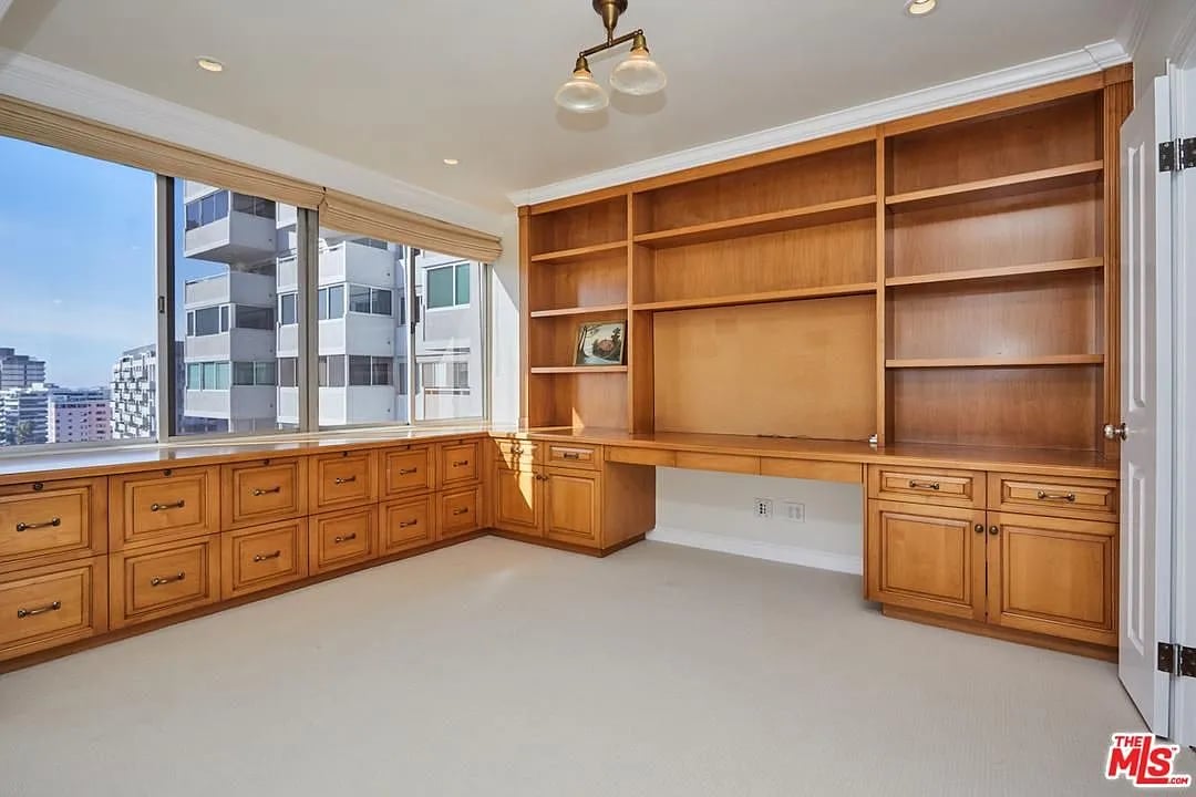 875 Comstock Ave #17D-17E