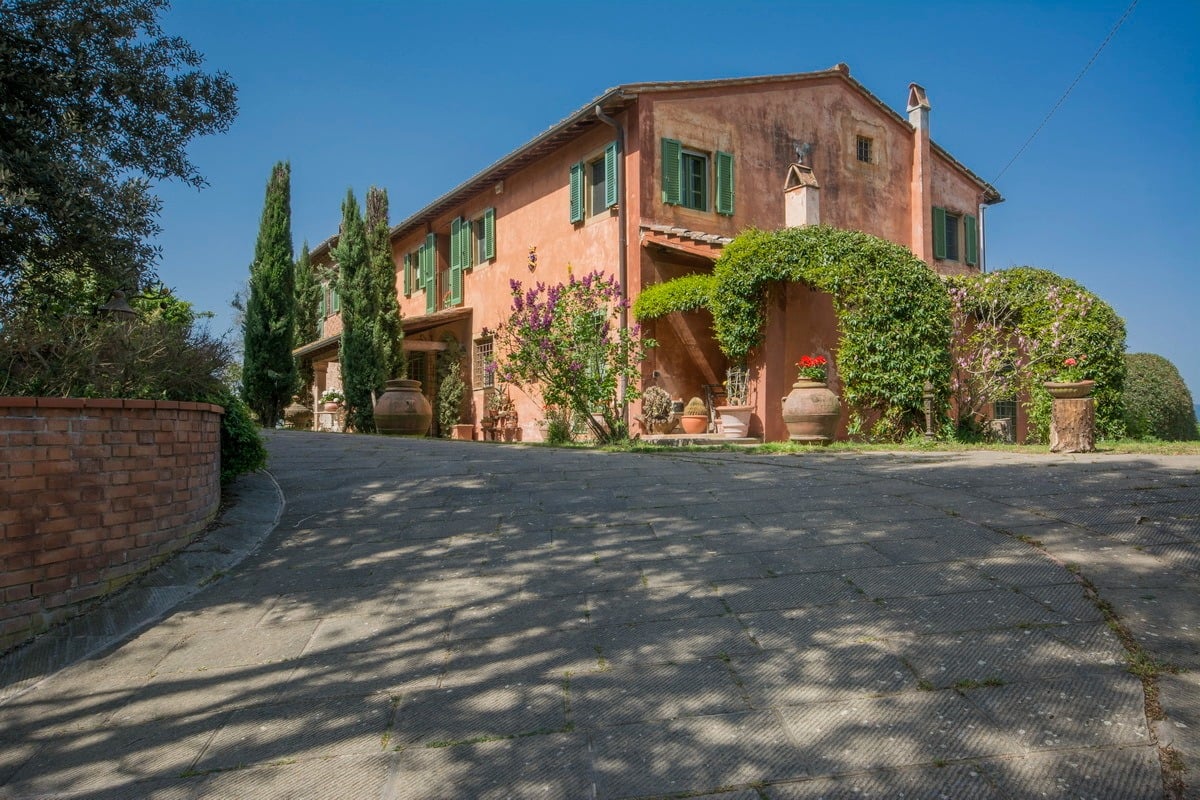 Villa In The Tuscan Hills