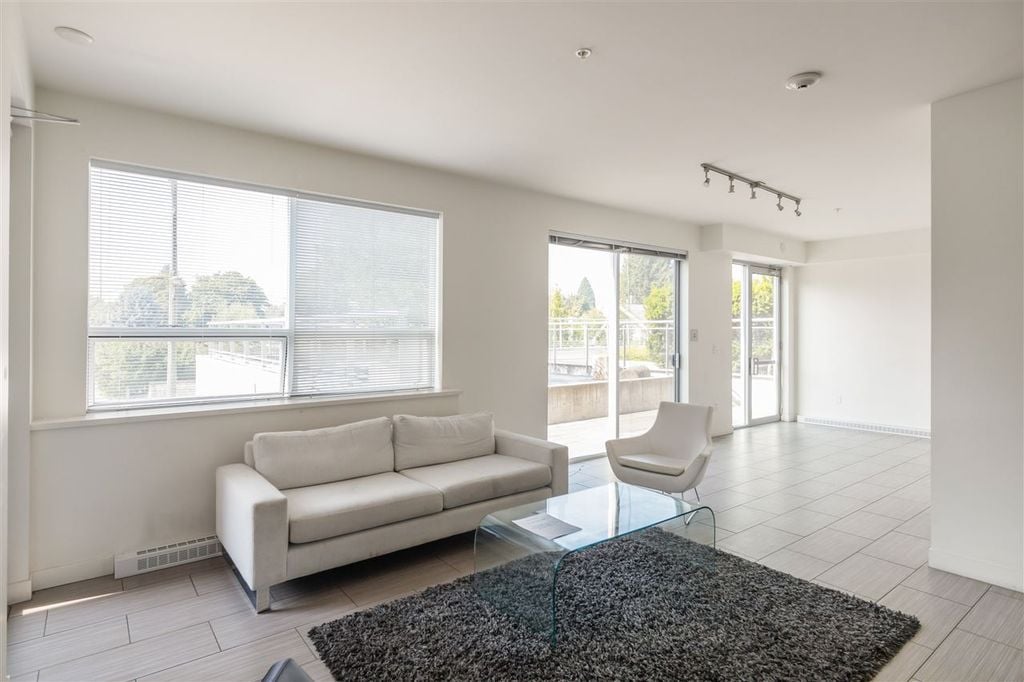 3333 Main St, #208