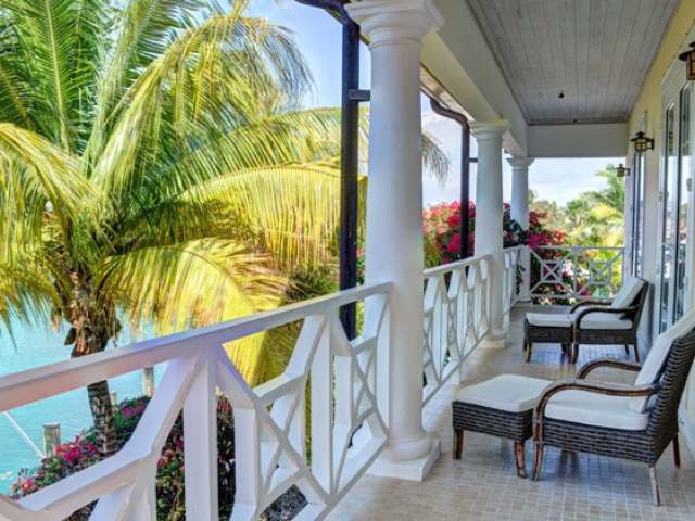 Canalfront Mansion in Port New Providence