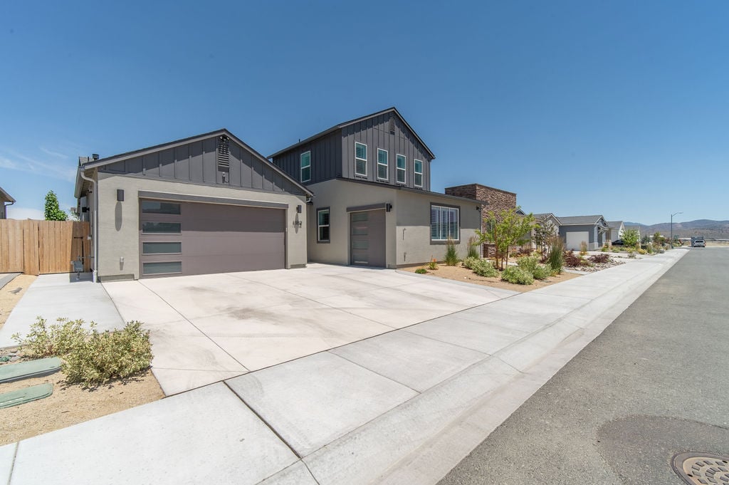 1882 Hogan Peak St