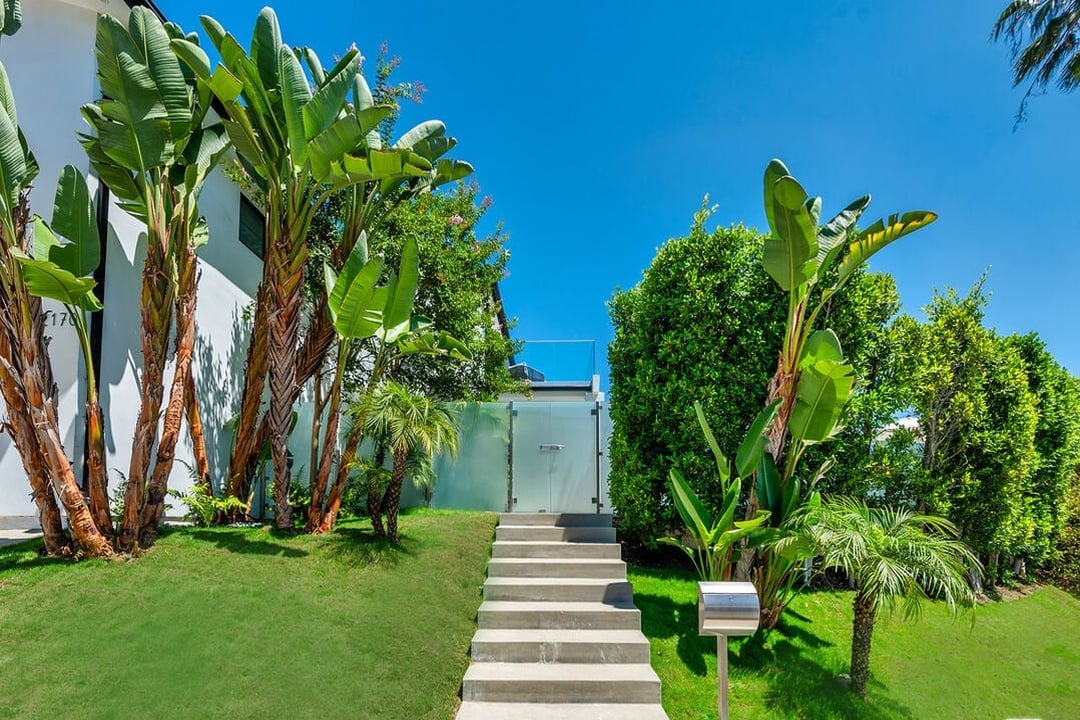 Atlas Manor, Mount Olympus Dr, 90046