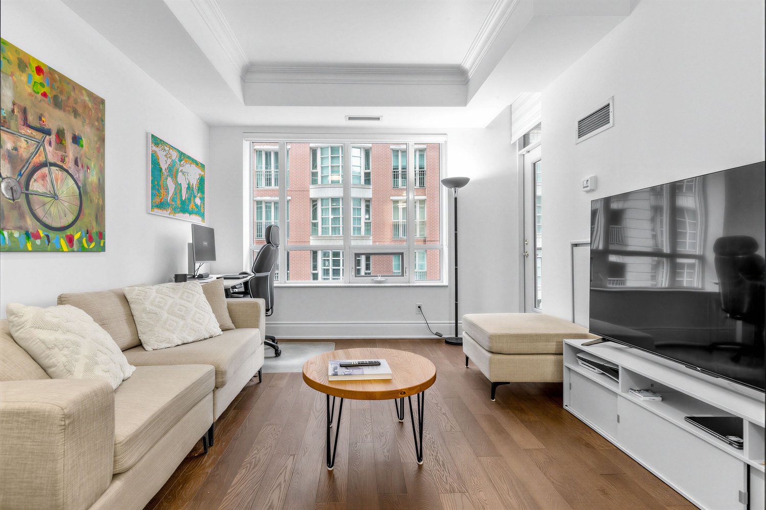 Leased: Beautifully Appointed 1-Bedroom Suite