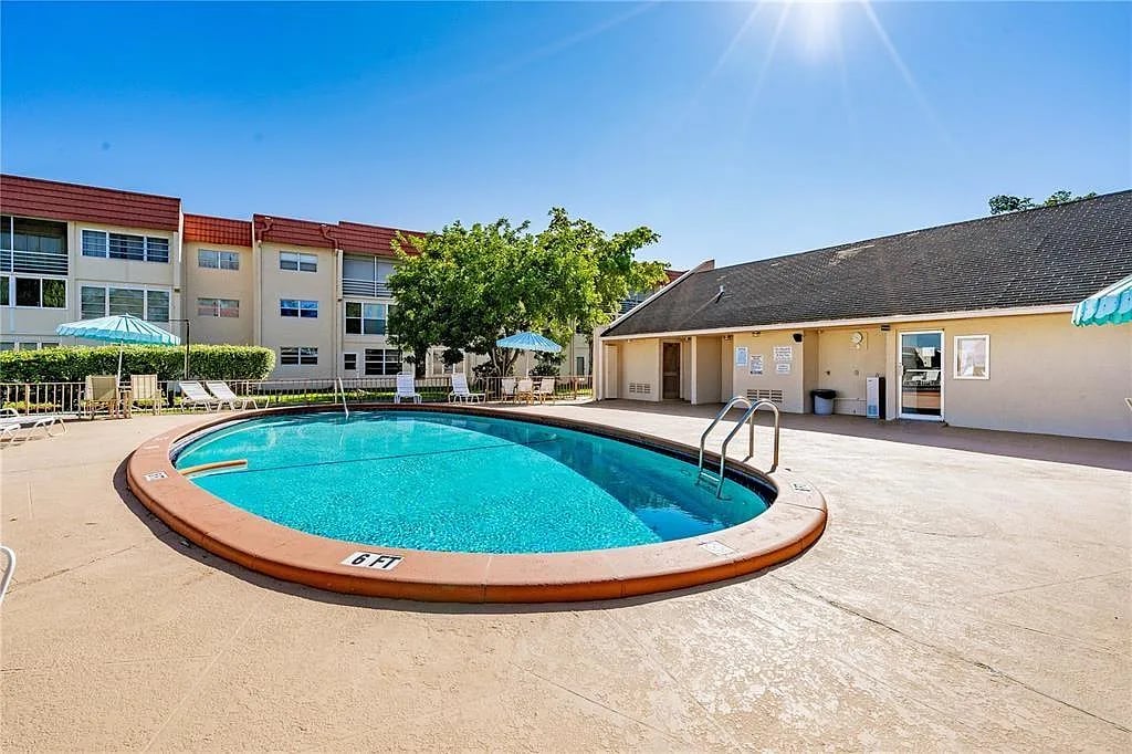 2600 W Sunrise Lakes Dr #103