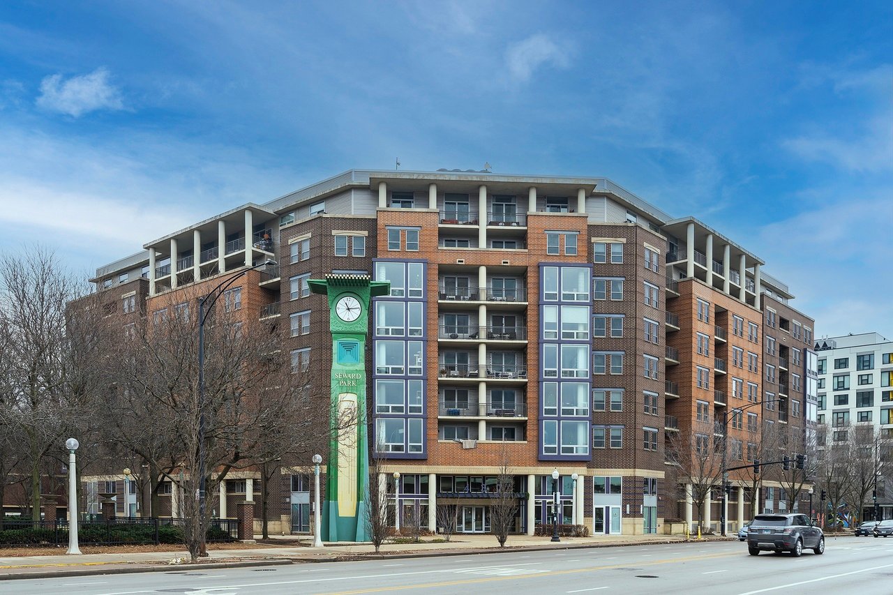 437 W Division ST 808