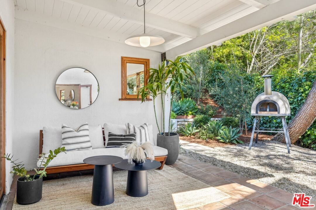 Sunset Crest Dr, 90046