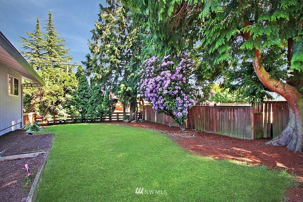 999 Tacoma Ave NE