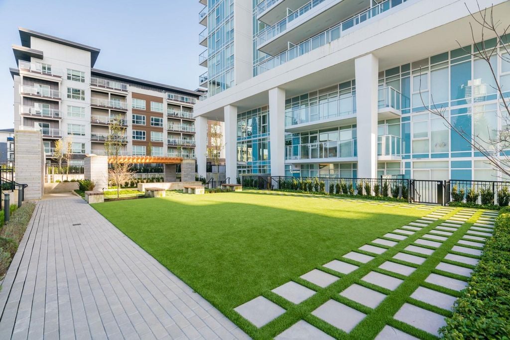 525 Foster Ave, #403