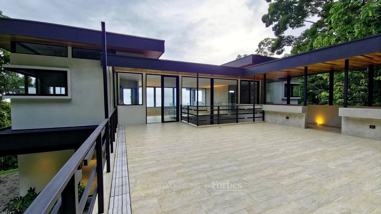 21094N - Luxury Ocean-View Villa in Costa Verde - The Jade Horizon