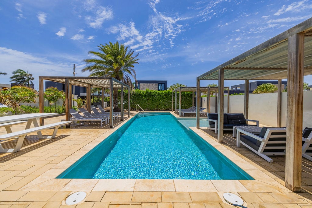 Arashi Boutique Condominiums 